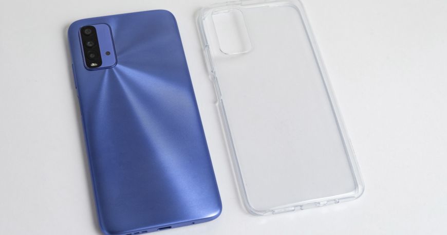 A clear phone cover (on the right) next to a coloured cover (on the left). 