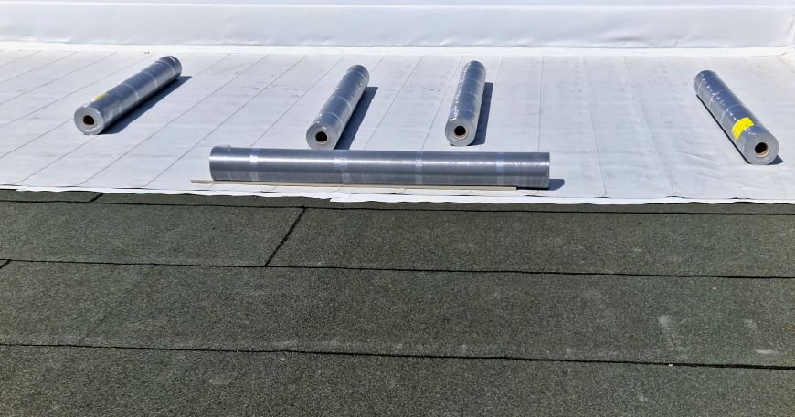 Waterproofing foils on a roof, which are reinforced with UV resistant polyester mesh to provide protection against UV light from the sun. Labels intended for outdoor applications should have high UV resistance.