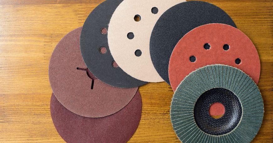 A set of abrasive materials. Each disc is made of a different sheet of sandpaper; these materials are chosen for their high abrasiveness. 